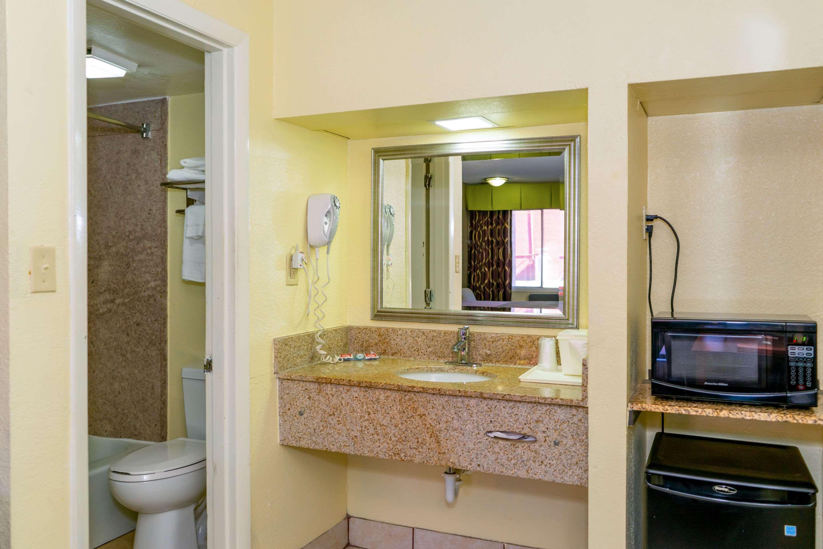 Econo Lodge Weldon - Roanoke Rapids Экстерьер фото