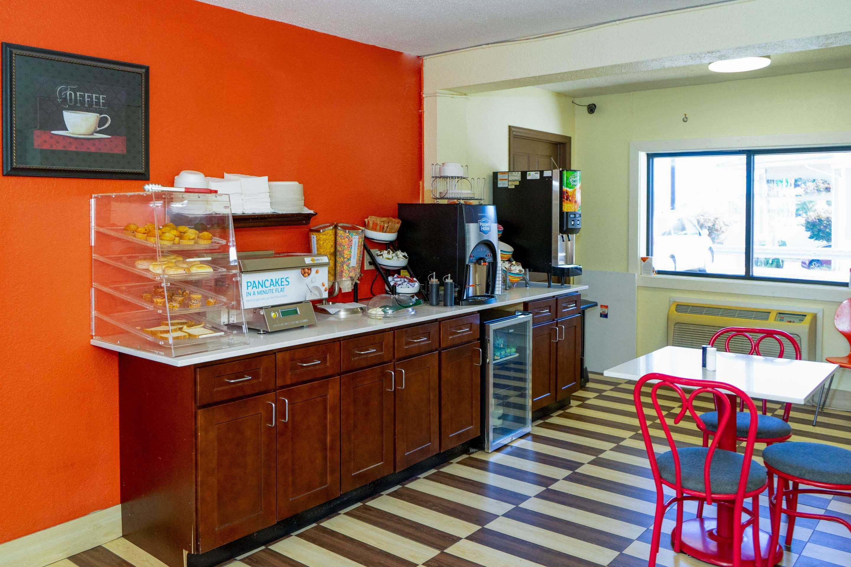 Econo Lodge Weldon - Roanoke Rapids Экстерьер фото
