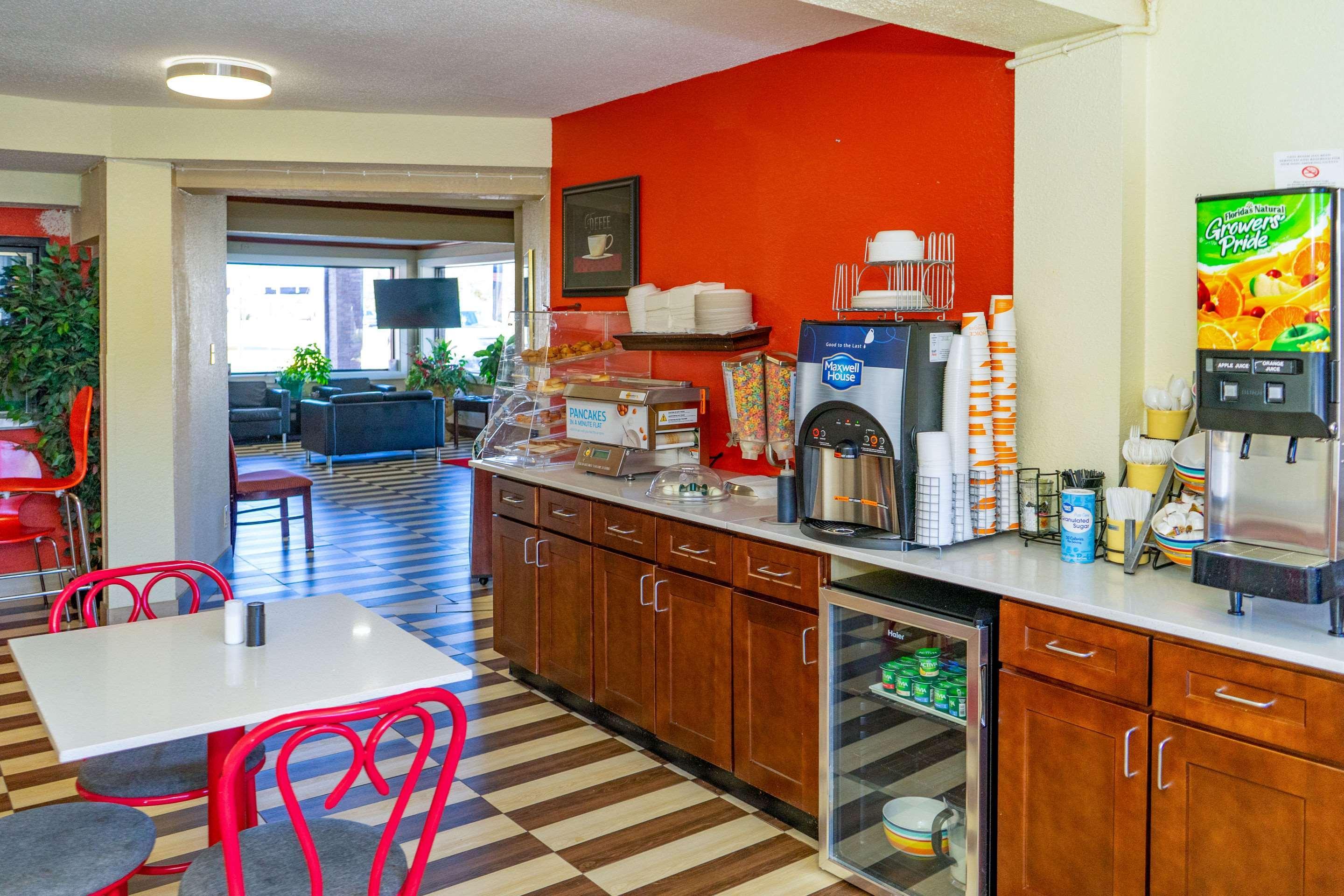 Econo Lodge Weldon - Roanoke Rapids Экстерьер фото