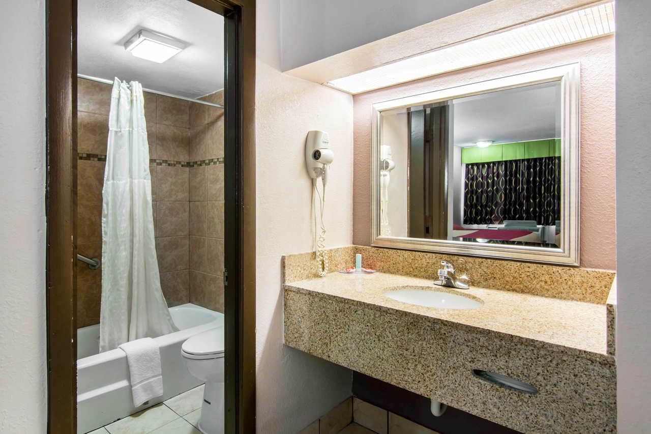 Econo Lodge Weldon - Roanoke Rapids Экстерьер фото